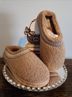 SIMPLY SOUTHERN Sherpa Slip-On Slippers. NWT